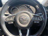 手元でオーディオや電話・オートクルーズの操作が可能。運転に集中できる便利な装備です。 Audio, calls, and cruise control can be operated by hand. Convenient equipment to focus on driving.