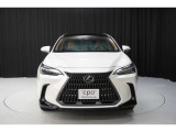 エクステリアは、一目でLEXUSとわかるスピンドルグリルを起点に、人が乗るキャビンの前後を大胆に絞り込んだ菱形のボディと力強く張り出したホイールフレアを融合させ、タイヤの存在を強調しています。