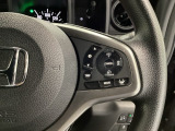 【クルーズコントロール】設定した速度を自動で維持し、ドライバーの運転負荷を軽減する支援機能です。長距離走行時の疲労を抑えるだけでなく、速度の安定による燃費向上も期待できます。