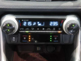 左右独立温度コントロールフルオートエアコンです。運転席、助手席それぞれで独立して温度設定ができます。冷え性の方が乗っても安心ですね♪