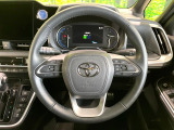 インテリアに合わせたデザインのステアリングは、運転される方のことも考え、運転しやすい形状、大きさです。是非一度、実際に触ってお確かめください。