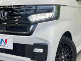 【LEDヘッドライト】悪天候や夜間走行時も良好な視界を確保し安心して運転できる高輝度LEDヘッドライトを装備!点灯速度が早く、消費電力も抑えられています。
