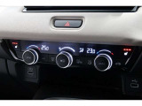運転席と助手席の温度設定の変更が可能な左右独立タイプのデュアルエアコンです♪♪♪暑がりな人・寒がりな人も誰もが車内を快適にお過ごしいただけます♪♪♪