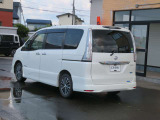後退時もブレーキレーダーサポートが反応します。後退時踏み間違い防止機能付きです。