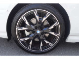 【BMWアロイホイール】軽量かつ強度に拘ったアロイホイール。走行性能ポテンシャルを引き出す設計。タイヤのサイドウォールが強化されたランフラットタイヤは、パンク時にタイヤがつぶれてもリムから外れません。
