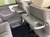 折りたたみ式のシートバックテーブルは限られた空間を有効活用。車内の家族時間をもっと快適に。休憩時のちょっとした小物置に使える、前席背面の格納式テーブルが付いています。