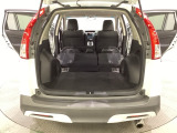 リアシートの背もたれを倒してさらに広々としたトランクスペースになります。段差も少なく荷物の出し入れもしやすくなっています。