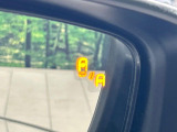 【ブラインドスポットモニタリング】走行中、ドアミラーの死角になりやすい箇所に後続車が接近するとサイドミラー付近に警告を表示、ドライバーに注意喚起をしてくれます。