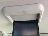 【フリップダウンモニター】大画面モニターで後席でもエンタメをお楽しみいただけます。小さなお子様にも大人気の装備です♪