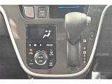 一度お好みの温度に設定すれば、車内の温度を検知し風量や温度を自動で調整。暑い&hellip;寒い&hellip;と何度もスイッチ操作をしなくても大丈夫です。