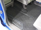 ◆スーパースライドシート◆助手席を後ろへスライドすれば運転席後に座るお子様のお世話を楽に。前にスライドすれば後席にお子様を座らせた後にそのまま運転席に。大きく動く助手席で空間を自在に変化!