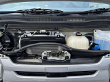 エンジンルームは車内のあるのでボンネットはウォッシャータンクやクーラントタンクなどすっきりとした作りになっています!