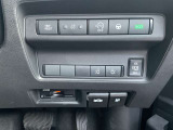 ハンズフリー両側オートスライドドアです。インテリジェントキーを携帯したまま、スライドドアの下に足先を入れて引くだけで、ドアが自動で開閉します。