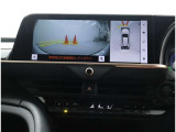 パノラミックビューモニター装備!トップビュー&フロントビュー・車両に取り付けたフロント、サイド、バックカメラの映像を合成して画面上に表示させることで、低速時の運転を補助する装置です。