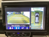 バックギアに入れますとご覧のような画像に自動的に切り替わります。車庫入れ時に役立ちます。