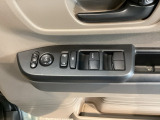 電動格納式リモコンドアミラーと、パワーウィンドウスイッチ等は運転席ドアにあります。
