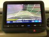 バックモニター付きで、車庫入れやバック時の後方確認をサポート。
