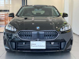 【BMWの伝統-1】BMWの特徴的な&ldquo;キドニーグリル&rdquo;は、80年以上続く伝統の形でございます。変わらないこだわりのデザインが、プレミアムブランド&ldquo;BMW&rdquo;を創り出します。