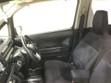 高いホールド性で運転姿勢が安定します。長距離ドライブでも疲れにくいのが魅力です。快適なドライビングライフをお送りください♪