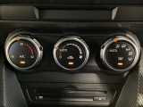 空調スイッチ類は最近流行のタッチパネル式ではなく、運転中でも直感的に操作できるダイヤル式を採用しております。