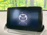【マツダコネクトナビ】車内の雰囲気にマッチした一体型タイプのナビ。各種車輌設定やBluetooth再生等、様々な機能が楽しめます。直感的なダイヤル操作が可能で、使い勝手も良好です。