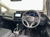 運転席まわりです。 各操作スイッチは使いやすい位置に配置されてます。