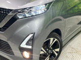 【LEDヘッドライト】悪天候や夜間走行時も良好な視界を確保し安心して運転できる高輝度LEDヘッドライトを装備!点灯速度が早く、消費電力も抑えられています。