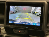 リバースギアに入れるだけで後方の表示へ切り替わります。夜間や雨の日の駐車も楽になりますよ。