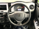 インテリアに合わせたデザインのステアリングは、運転される方のことも考え、運転しやすい形状、大きさです。是非一度、実際に触ってお確かめください。