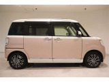 運転席側の真横からのサイドフォルム、シンプルで飽きのこない可愛いスタイルですね!乗降しやすそうなのがわかります。