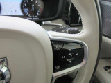 運転しながら車両の多くの機能を直観的にコントロールでき、ステアリングホイールから手を離す必要がありません。