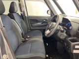 運転席も広くゆとりのある室内です