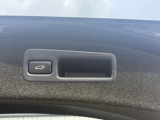 【パワーバックドア】スマートキーや運転席のボタンを押すだけでリアゲートが自動で開閉します!荷物を持っている時や、高い位置にあるバックドアを閉める際に便利な機能です♪