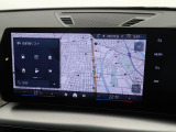 【純正ナビゲーション】BMWのナビゲーションは操作性も良く、詳細な地図情報と交通状況を見やすく表示し、快適なドライビングをサポートしながら目的地までナビゲートします