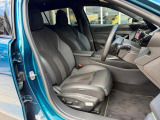 シートはアルカンタラ&テップレザー仕様です。ホールド感のあるフロントシートは長時間の運転でも疲労感を感じさせず、腰への負担も軽減させます。