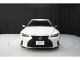 エクステリアは、一目でLEXUSとわかるスピンドルグリルを起点に、人が乗るキャビンの前後を大胆に絞り込んだ菱形のボディと力強く張り出したホイールフレアを融合させ、タイヤの存在を強調しています。