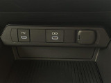 【 USB端子 】USB接続もついていますので携帯などの電子機器の充電にも使えて便利です♪