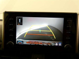 バックガイドモニター付き。車両後方の映像をナビ画面に表示し、駐車などの後退操作をサポートします。