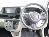 <運転席>まるで自宅に居るようにリラックスできる運転席です。外の喧騒を忘れさせてくれますね。見やすいメーターと操作しやすいスイッチ類もいいですね.
