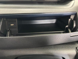 運転席側のインパネアッパーボックスは嬉しい収納!USBソケット付きでスマホの充電もできます!