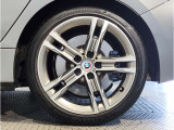 【BMWアロイホイル】軽量かつ強度に拘ったアロイホイル。走行性能ポテンシャルを引き出す設計。車の足元を引き締めてくれる大きなポイントはアロイホイルです。