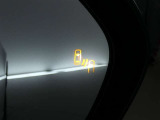 隣車線を走る車両をレーダーで検知し、ドアミラーでは確認しにくい後側方エリアに存在する車両に加え、急接近してくる車両も検知します。車両を検知するとドアミラーに搭載されたLEDインジケーターが点灯します。