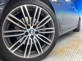 ●純正19インチアルミホイール:輸入車ならではの卓越した走りを支えるホイールと足回りです!日本車の走りに慣れている方にもぜひ体感して頂きたいほど、高いレベルでまとまっています!