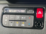 【オートエアコン】一度お好みの温度に設定すれば、車内の温度を検知し風量や温度を自動で調整。暑い&hellip;寒い&hellip;と何度もスイッチ操作をする必要はありません。快適な車内空間には必須の機能ですね♪