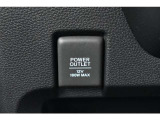 ソケットがついていますのでコードを繋げばスマートフォンなどの充電が出来ます!