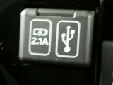 充電用USB端子付き。スマートフォンなどの充電に便利です。