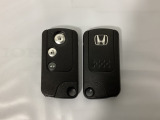 スマートキー付きですからドアロックの開閉およびエンジンスタートが楽々です。電動スライドドアの開け閉めもボタンで操作できます。スペアキーも同じものを用意しております。
