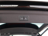 オートマチックテールゲート付き。アドバンストキーのボタンの長押し、運転席のドアのスイッチで開閉できます。