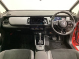 車内は光触媒抗菌消臭施工済です。インパネ周りはスタイリッシュなデザインで機能や装備も充実しています。グローブボックスやカップホルダーのほかにトレーなどたくさんの収納スペースが付いています。