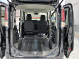 マルチボードを外してシートを倒し、標準装備のフルフラットカバーを装着すれ隙間の無いフルフラットな快適空間!